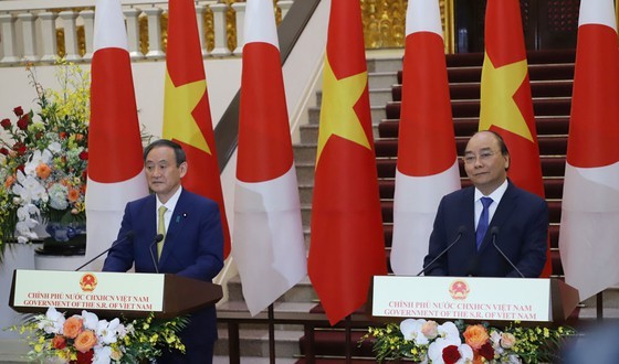 PM Nguyen Xuan Phuc chairs welcome ceremony for his Japanese counterpart ảnh 13