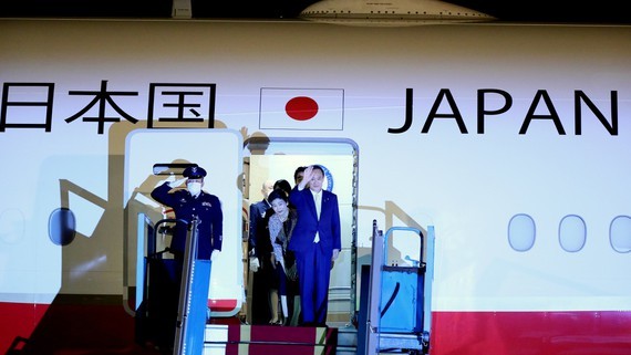 PM Nguyen Xuan Phuc chairs welcome ceremony for his Japanese counterpart ảnh 16