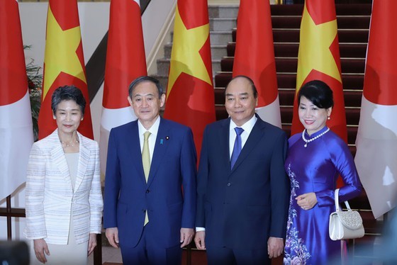 PM Nguyen Xuan Phuc chairs welcome ceremony for his Japanese counterpart ảnh 7