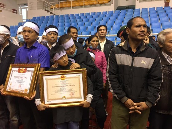 Memorial service held for 22 soldiers buried by landslide  ảnh 10