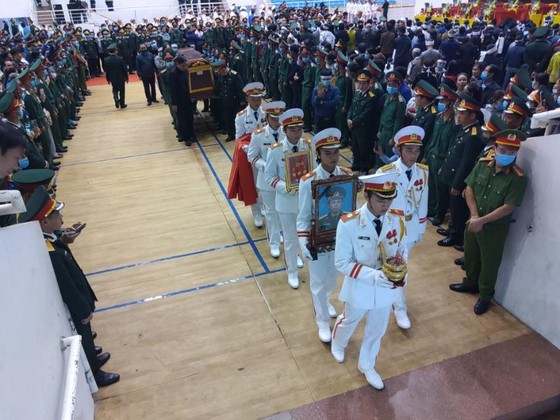 Memorial service held for 22 soldiers buried by landslide  ảnh 14