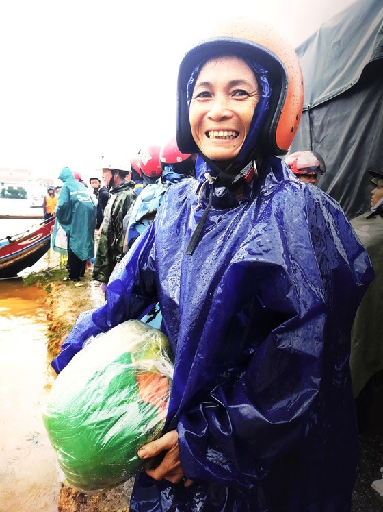 People nationwide extends solidarity with flood victims ảnh 7