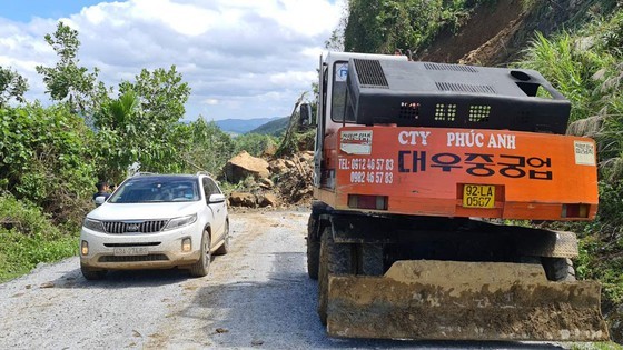 Storm-triggered landslides bury 11 people, isolate 200 workers in Quang Nam ảnh 11