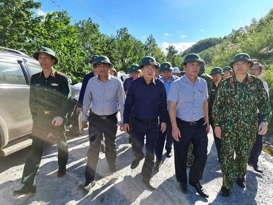 Storm-triggered landslides bury 11 people, isolate 200 workers in Quang Nam ảnh 13
