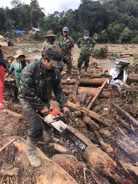 Search for missing people in Quang Nam landslide halted due to storm Goni ảnh 1