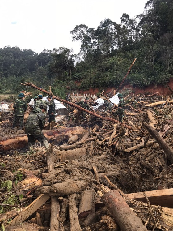 Search for missing people in Quang Nam landslide halted due to storm Goni ảnh 2