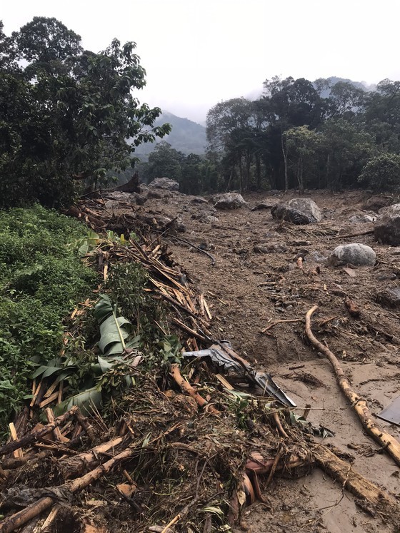 Search for missing people in Quang Nam landslide halted due to storm Goni ảnh 5