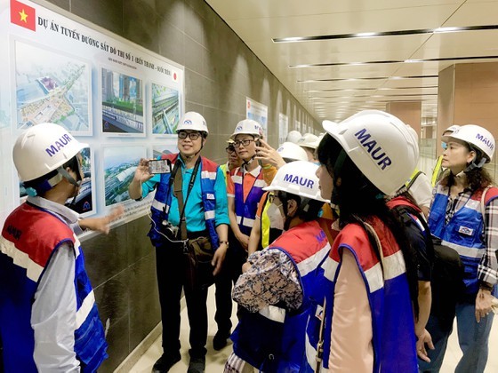 More than 100 artists join trip to visit city’s key works ảnh 1