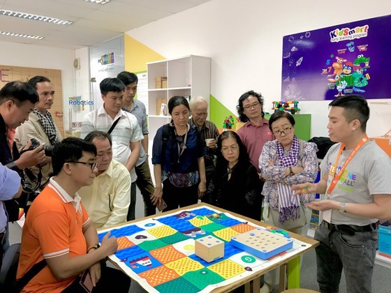 More than 100 artists join trip to visit city’s key works ảnh 3