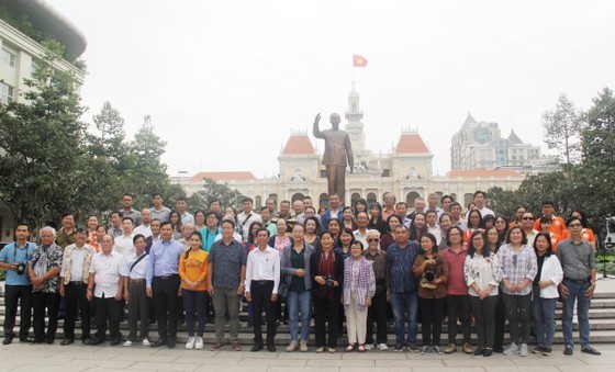 More than 100 artists join trip to visit city’s key works ảnh 5