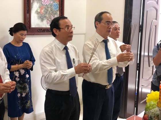 HCMC Party Chief visits revolutionary teachers ảnh 1