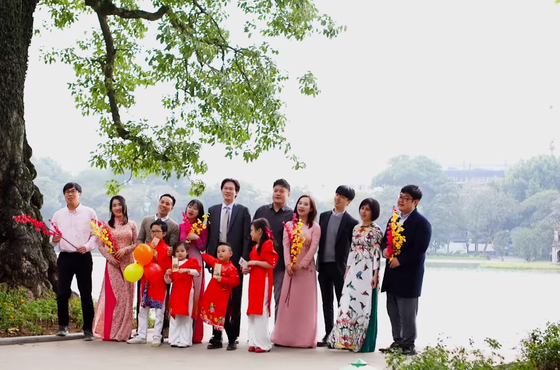 S.Korean Embassy launches music video in Vietnamese for bright hope on New Year ảnh 2