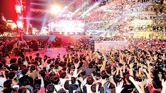 People across country come together to celebrate New Year ảnh 1