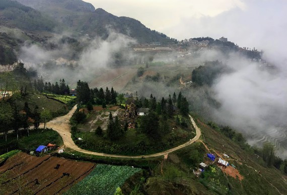 Young people is fond of long-distance hiking and trekking tours to enjoy amazing natural landscapes and the fresh atmosphere.