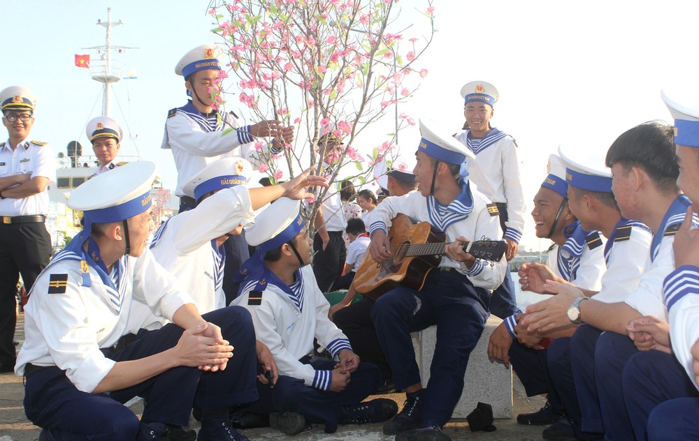 Bringing Tet gifts to soldiers on duty at DK1 Platform ảnh 2