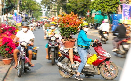 HCMC’s floating flower market opens ảnh 6