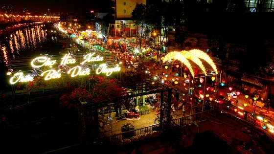 HCMC’s floating flower market opens ảnh 7