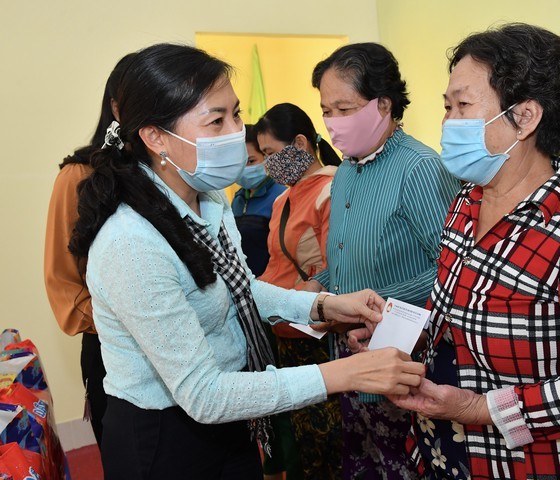 HCMC delivers Tet gifts to needy people in Mekong Delta provinces ảnh 3