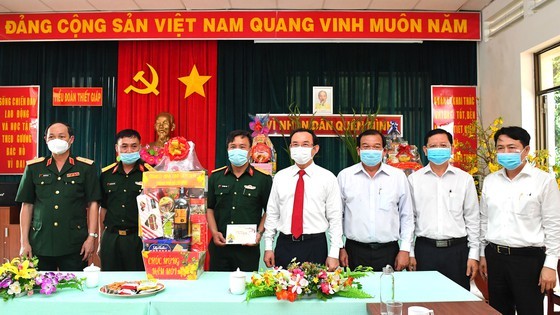 City’s leaders pay Tet visits to military units ảnh 1