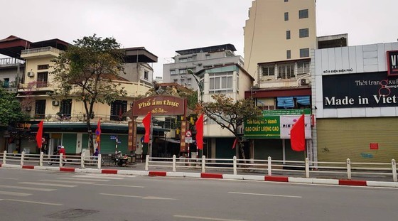 Photos reveal Hanoi as silent city after closure order of sidewalk food stalls ảnh 4