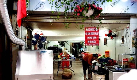Photos reveal Hanoi as silent city after closure order of sidewalk food stalls ảnh 5