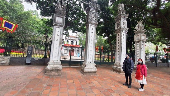 Photos reveal Hanoi as silent city after closure order of sidewalk food stalls ảnh 7