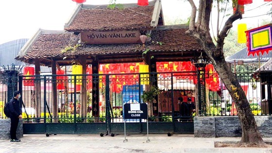 Photos reveal Hanoi as silent city after closure order of sidewalk food stalls ảnh 8