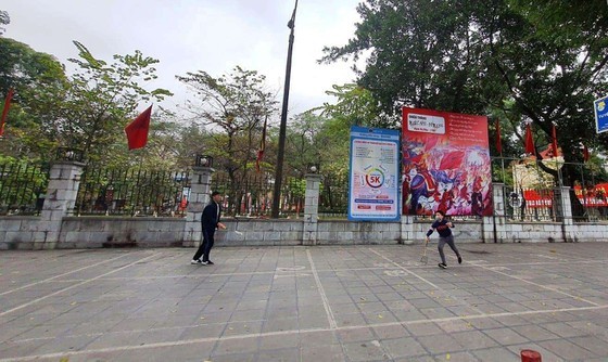 Photos reveal Hanoi as silent city after closure order of sidewalk food stalls ảnh 9
