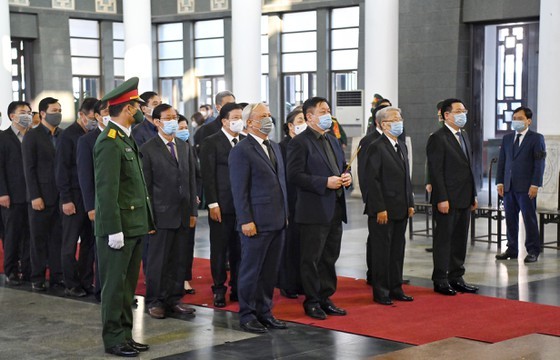 State funeral in Hanoi, Ben Tre for former Deputy PM Truong Vinh Trong starts  ảnh 10