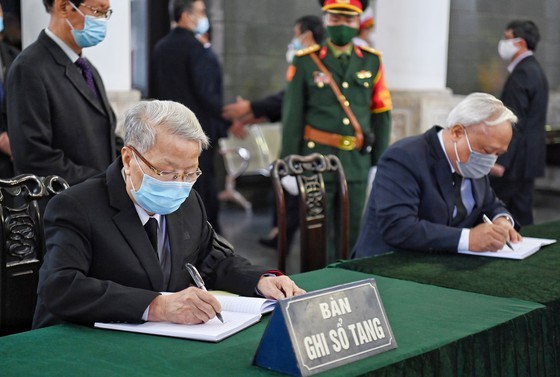 State funeral in Hanoi, Ben Tre for former Deputy PM Truong Vinh Trong starts  ảnh 12