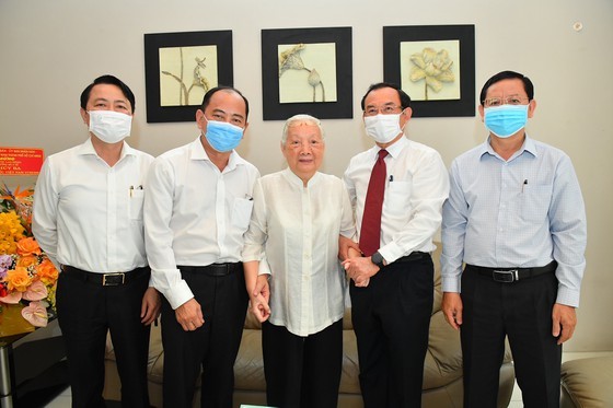 HCMC Party Chief congratulates veteran doctors on Vietnam Doctor’s Day ảnh 2