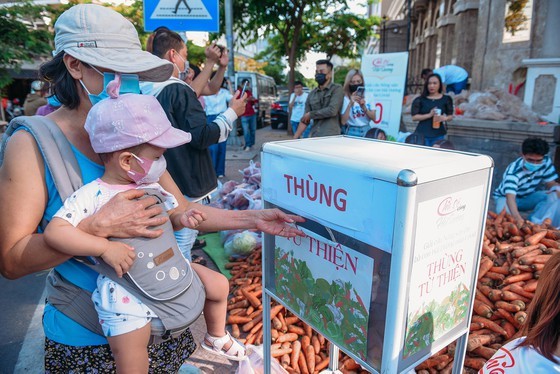 Beauty queens join ' products rescue campaign' to help farmers in affected area ảnh 4