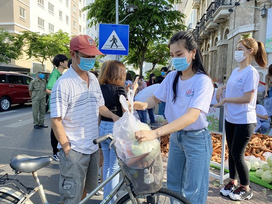 Beauty queens join ' products rescue campaign' to help farmers in affected area ảnh 6