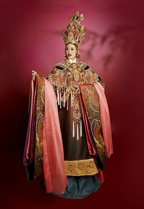 Veteran artist and beauty share photos portraying Queen Duong Van Nga ảnh 3