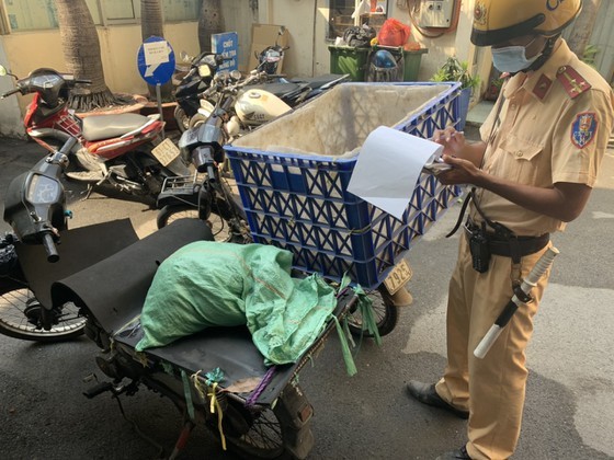 HCMC Police handle, seize hundreds of outdated motor vehicles ảnh 10