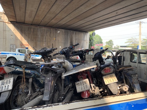 HCMC Police handle, seize hundreds of outdated motor vehicles ảnh 5