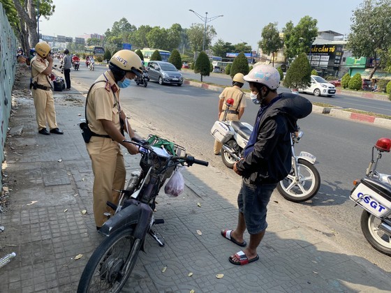 HCMC Police handle, seize hundreds of outdated motor vehicles ảnh 9