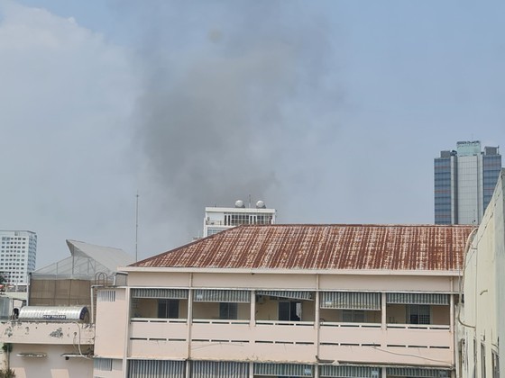 Large fire engulfs house in downtown HCMC ảnh 2