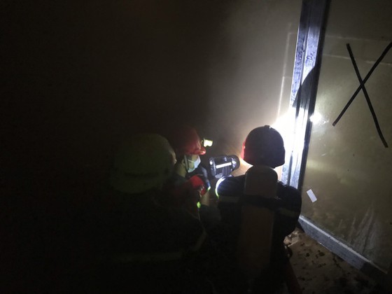 Large fire engulfs house in downtown HCMC ảnh 4