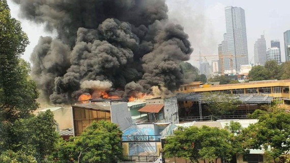 Large fire engulfs house in downtown HCMC ảnh 1