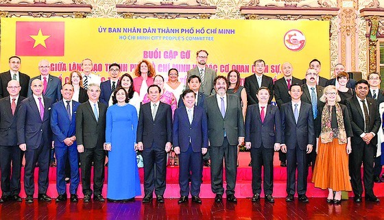 No trade-off between economic growth, environmental protection: HCMC Party Chief ảnh 1