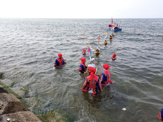 Ly Son island’s traditional boat race certified as national intangible cultural  ảnh 16