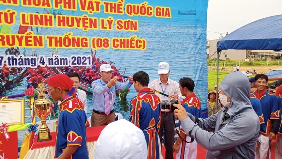 Ly Son island’s traditional boat race certified as national intangible cultural  ảnh 4