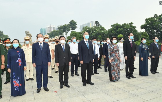 HCMC leaders pay tribute to Uncle Ho, fallen soldiers on national reunification ảnh 2
