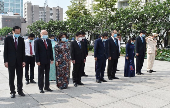 HCMC leaders pay tribute to Uncle Ho, fallen soldiers on national reunification ảnh 7