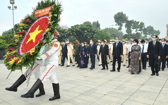 HCMC leaders pay tribute to Uncle Ho, fallen soldiers on national reunification ảnh 1
