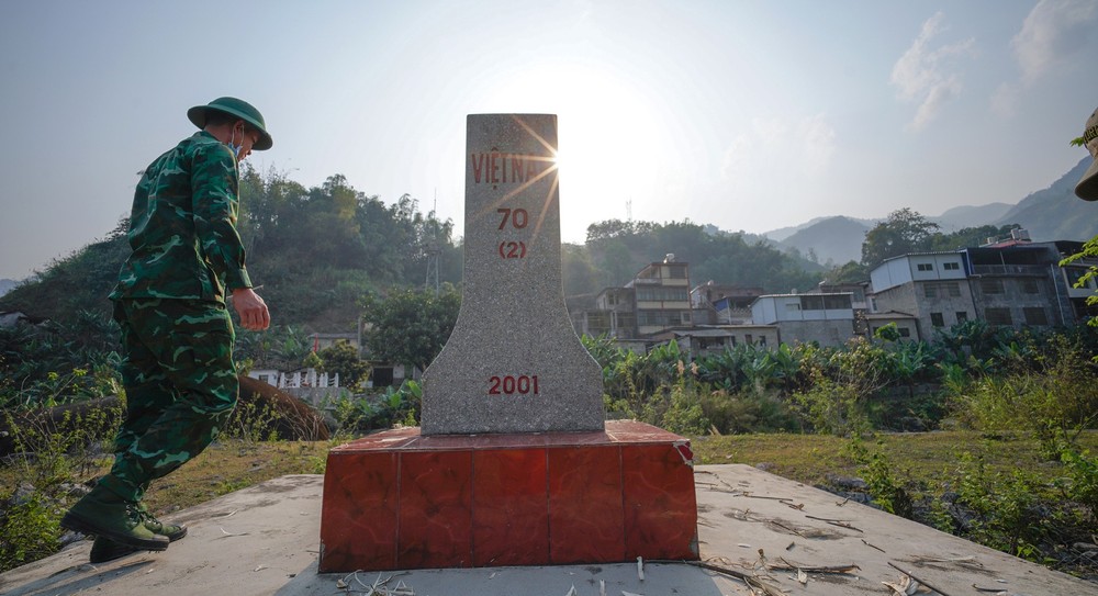 Day/night surveillance for controlling spread of Covid-19 at ground crossings ảnh 12