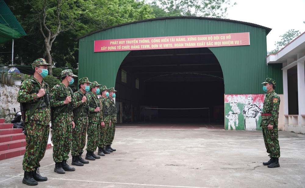 Day/night surveillance for controlling spread of Covid-19 at ground crossings ảnh 6