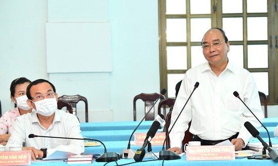 State President holds working session with Cu Chi, Hoc Mon districts in HCMC ảnh 2