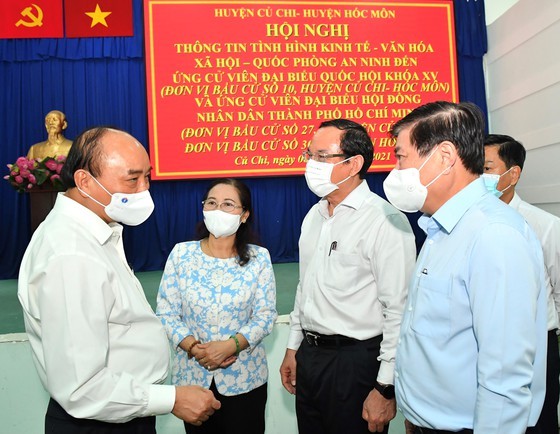 State President holds working session with Cu Chi, Hoc Mon districts in HCMC ảnh 1